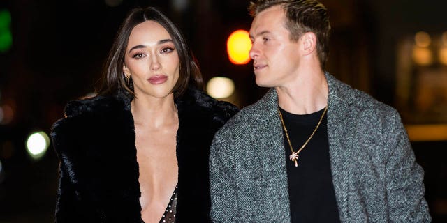 Sophia Culpo, a la izquierda, y Braxton Berrios asisten a la celebración de la tienda temporal Retrofête Holiday en SoHo el 8 de diciembre de 2022 en la ciudad de Nueva York.