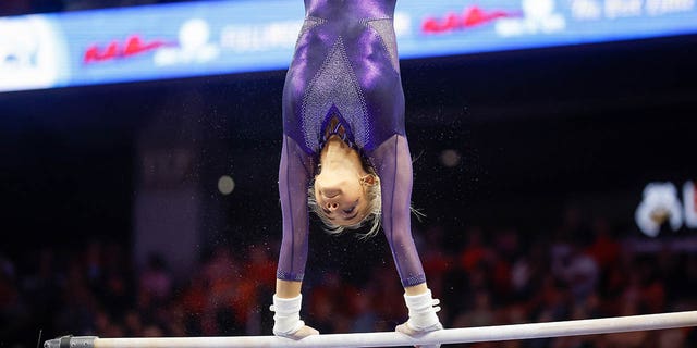 Olivia Dunne de LSU se calienta en las barras asimétricas durante un encuentro de gimnasia contra Auburn en Neville Arena el 10 de febrero de 2023 en Auburn, Alabama.