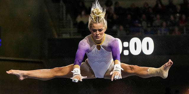 La gimnasta de los Tigres, Olivia Dunne, compite durante el Campeonato de Gimnasia de la SEC en Gas South Arena en Duluth, Georgia, el 18 de marzo de 2023.