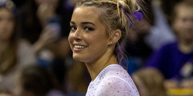 Olivia Dunne des LSU Tigers regarde pendant le Podium Challenge au Civic Center de Baton Rouge, Louisiane, le 3 mars 2023.