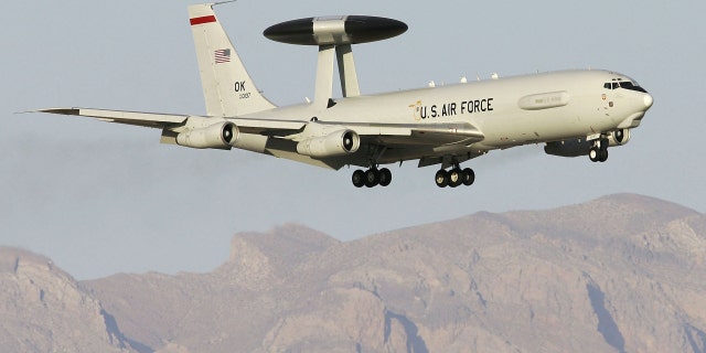 Sebuah US Air Force E-3 AWACS (Airborne Warning and Control System) mendarat di Pangkalan Angkatan Udara Nellis saat berpartisipasi dalam Eksperimen Pasukan Ekspedisi Gabungan 2006 25 April 2006, di Las Vegas.