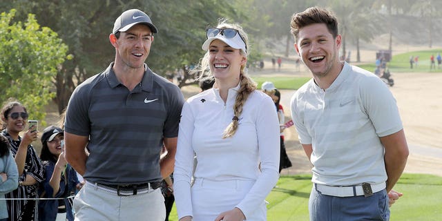 Niall Horan, a la derecha, Rory McIlroy, a la izquierda, y Paige Spiranac en el número ocho durante las ceremonias preliminares del Omega Dubai Desert Classic en el Course Board del Emirates Golf Club el 24 de enero de 2018 en Dubái, Emiratos Árabes Unidos.