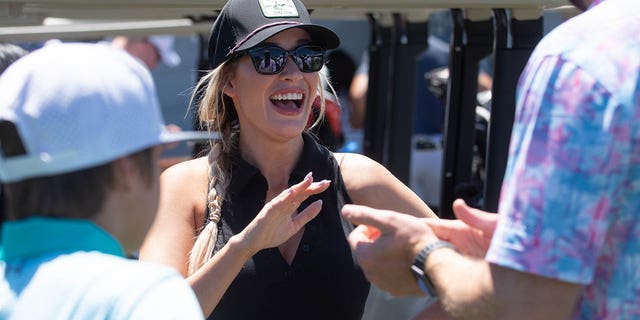 Paige Spiranac antes del inicio de su primera ronda de práctica en el Campeonato de Golf ACC el 6 de julio de 2022, en el campo de golf Edgewood Tahoe en Stateline, Nevada.