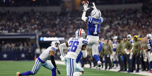 Parris Campbell #1 de los Indianapolis Colts atrapa un pase en la segunda mitad de un juego contra los Dallas Cowboys en el estadio AT&T el 4 de diciembre de 2022 en Arlington, Texas.