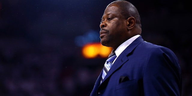 Asisten pelatih Patrick Ewing dari Charlotte Hornets selama Game 7 perempat final Wilayah Timur Playoff NBA 2016 melawan Miami Heat di American Airlines Arena 1 Mei 2016, di Miami, Florida.