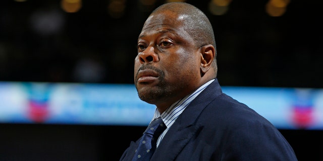 Un primer plano de Patrick Ewing de los Charlotte Hornets durante un partido contra los New Orleans Pelicans el 15 de enero de 2016 en el Smoothie King Center de Nueva Orleans. 