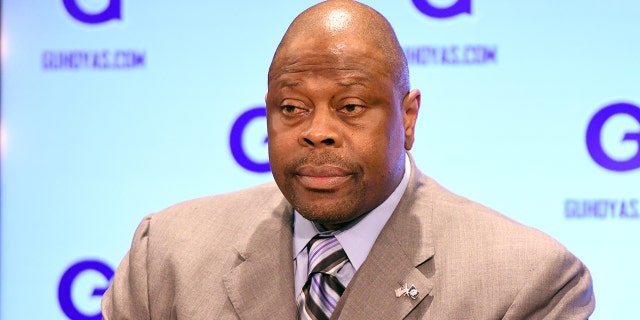 El miembro del Salón de la Fama de la NBA y ex jugador de Georgetown Hoyas, Patrick Ewing, es presentado como el nuevo entrenador en jefe de baloncesto de Georgetown en el John Thompson Jr. Athletic Center el 5 de abril de 2017 en Washington, DC