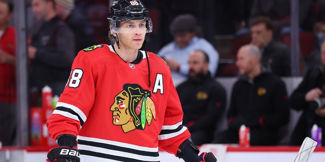 Patrick Kane de los Chicago Blackhawks antes de un partido contra los Vegas Golden Knights en el United Center el 21 de febrero de 2023 en Chicago.