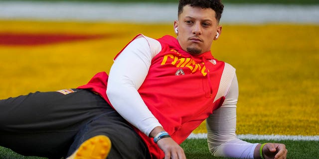 Patrick Mahomes #15 de los Kansas City Chiefs se estira contra los Philadelphia Eagles después del Super Bowl LVII en el State Farm Stadium el 12 de febrero de 2023 en Glendale, Arizona.