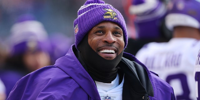 Patrick Peterson #7 de los Minnesota Vikings mira contra los Chicago Bears en el Soldier Field el 8 de enero de 2023 en Chicago, Illinois.