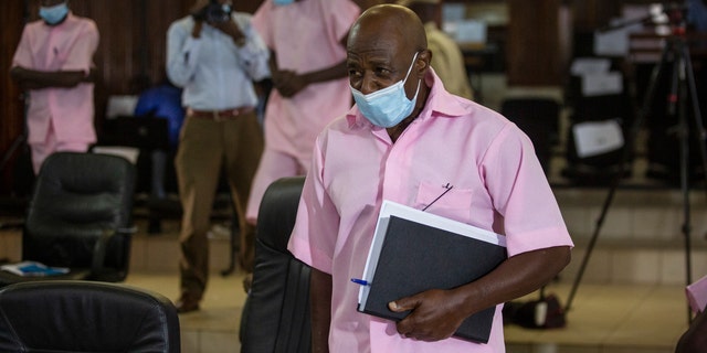 Archivo - Paul Rusesabagina, quien inspiró la película "Ruanda Hotel" Se le atribuye haber salvado a más de 1.000 personas al albergarlas en el hotel que dirigía durante el genocidio.Asiste a una audiencia judicial en Kigali, Ruanda, el viernes 26 de febrero de 2021. 