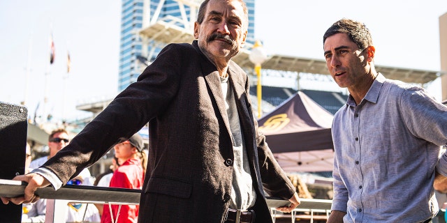 El presidente de los Padres de San Diego, Peter Seidler, y el presidente de operaciones de béisbol y gerente general, AJ Preller, hablan durante el Fan Fest de los Padres de San Diego en PETCO Park el 4 de febrero de 2023 en San Diego.