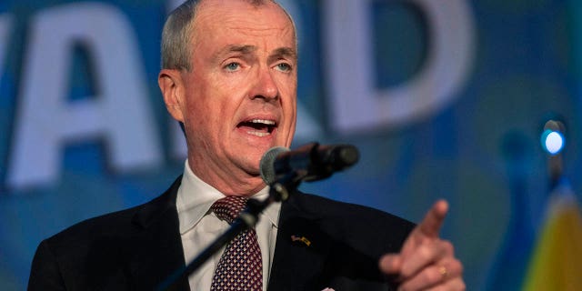 El gobernador de Nueva Jersey, Phil Murphy, pronuncia un discurso de victoria a los seguidores en Grand Arcade en el Pabellón el 3 de noviembre de 2021 en Asbury Park, Nueva Jersey.