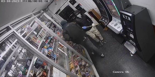 Sepasang tersangka perampokan mencoba menggunakan kapak untuk membuka ATM di dalam toko Philadelphia minggu lalu, kata polisi.