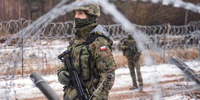 ARCHIVO: Soldados del ejército polaco participan en una patrulla cerca de la cerca de alambre de púas en la frontera entre Polonia y Bielorrusia durante un viaje de prensa al distrito militar el 13 de enero de 2022 en Koznica, Polonia. 