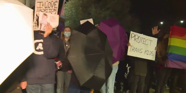 Les manifestants ont brandi des pancartes et tenté de perturber un événement mettant en vedette le fondateur de Turning Point USA, Charlie Kirk, à l'Université de Californie à Davis, le 14 mars 2023.
