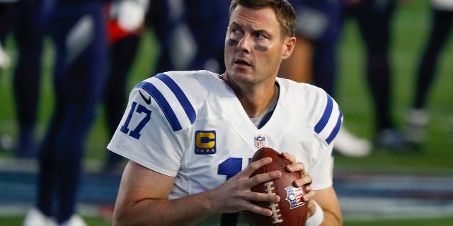 El mariscal de campo de los Indianapolis Colts, Philip Rivers, se calienta antes de un partido contra los Tennessee Titans en el Nissan Stadium el 12 de noviembre de 2020 en Nashville.