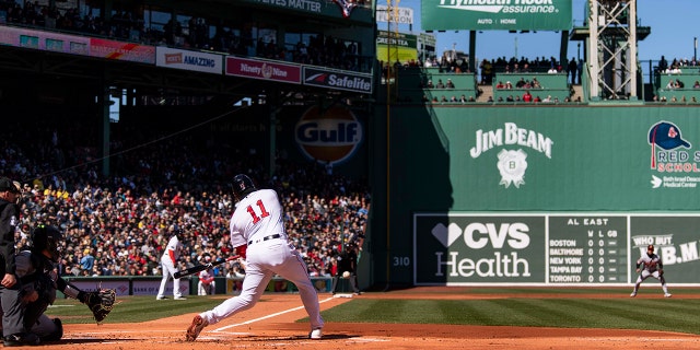Los Medias Rojas de Boston batean a Rafael Devers #11 en la primera entrada del juego del Día Inaugural de 2023 contra los Orioles de Baltimore el 30 de marzo de 2023 en Fenway Park en Boston, Massachusetts.
