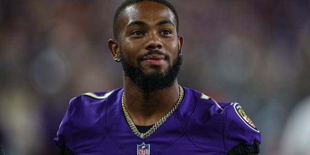 Rashod Bateman, número 7 de los Baltimore Ravens, mira contra los Washington Commanders durante la segunda mitad de un partido de pretemporada en el M&T Bank Stadium el 27 de agosto de 2022 en Baltimore.