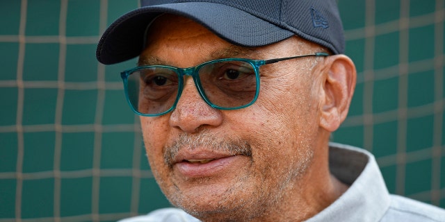 Reggie Jackson en la cancha antes del partido de los Atléticos de Oakland contra los Yankees de Nueva York en el Coliseo del Condado de Oakland-Alameda en Oakland, California, el jueves 22 de agosto de 2019.