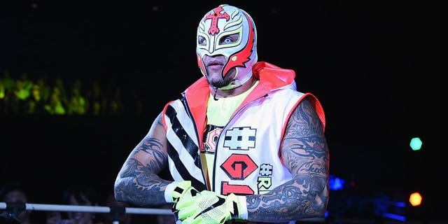 ري ميستيريو الابن.  يؤدي في الحلبة قبل مباراة العلامة المكونة من 6 لاعبين خلال New Japan Pro-Wrestling G1 Climax 28 في نيبون بودوكان في 12 أغسطس 2018 في طوكيو.