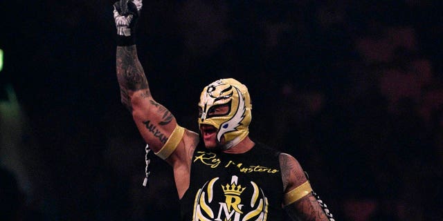 Rey Mysterio saluda a la multitud durante el partido de cuartos de final de la Copa Mundial de la WWE como parte del pago por evento World Wrestling Entertainment Crown Jewel en el estadio de la Universidad King Saud en Riyadh el 2 de noviembre de 2018.