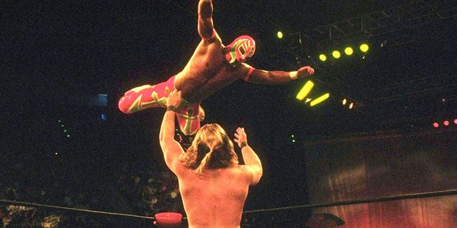 في WCW "باش على الشاطئ" ري ميستيريو جونيور ، أعلاه ، يلعب خلال المباراة ضد كريس جيريكو في كوكس أرينا.