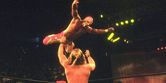 en WCW "beso en la playa," Rey Mysterio Jr., arriba, en acción durante el partido contra Chris Jericho en Cox Arena.