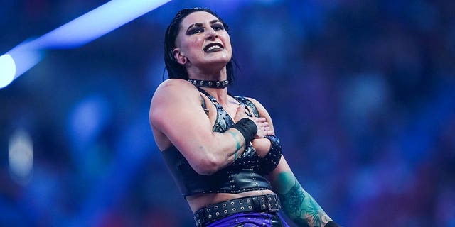Rhea Ripley reacciona después de ganar el WWE Royal Rumble en el Alamodome el 28 de enero de 2023 en San Antonio.