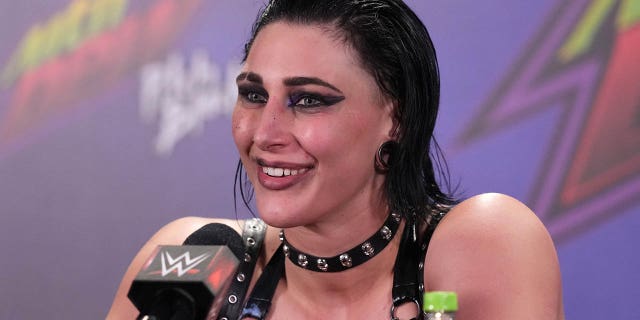 Rhea Ripley habla con miembros de los medios de comunicación durante una conferencia de prensa después de WWE Royal Rumble en el Alamodome en San Antonio el 28 de enero de 2023.