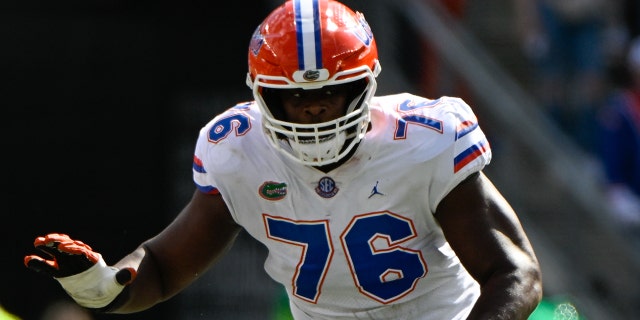 Lineman ofensif Florida Gators Richard Gouraige (76) bersiap untuk melewati blok selama pertandingan sepak bola antara Florida Gators dan Texas A&M Aggies di Kyle Field pada 5 November 2022 di College Station, Texas.