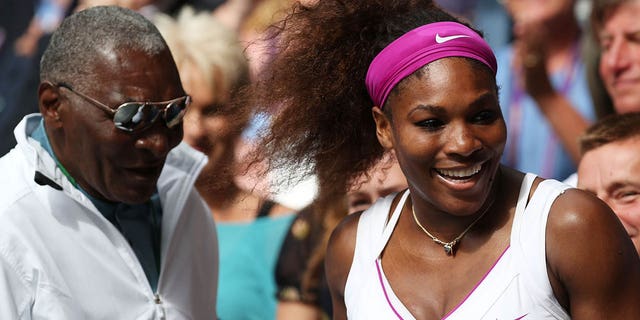 Serena Williams, a la derecha, de los Estados Unidos celebra con su padre Richard Williams después de su partido final de individuales femeninos contra Agnieszka Radwanska de Polonia el día 12 del Campeonato de Wimbledon Lawn Tennis en el All England Lawn Tennis and Croquet Club el 7 de julio de 2012 en Londres.