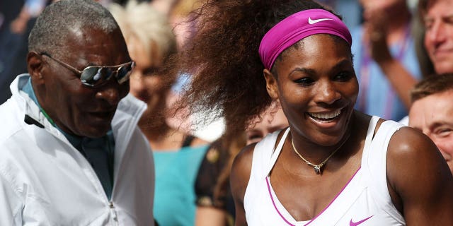 Serena Williams, a la derecha, de los Estados Unidos celebra con su padre Richard Williams después de su partido final de individuales femeninos contra Agnieszka Radwanska de Polonia el día 12 del Campeonato de Wimbledon Lawn Tennis en el All England Lawn Tennis and Croquet Club el 7 de julio de 2012 en Londres.