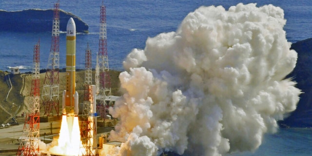 Roket H3 lepas landas dari Tanegashima Space Center di Kagoshima, Jepang selatan, Selasa, 7 Maret 2023.