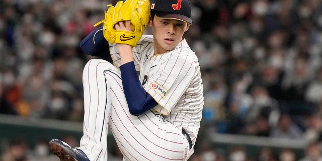 Roki Sasaki de Japón lanza durante su partido del Grupo B contra la República Checa durante el Clásico Mundial de Béisbol en el Tokyo Dome, Japón, el sábado 11 de marzo de 2023. 