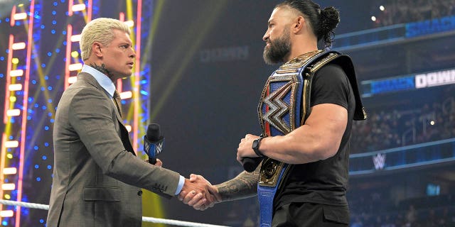 Cody Rhodes, à gauche, et Roman Reigns se rencontrent au centre du ring lors d'un épisode de WWE Smackdown à Washington, DC, le 3 mars 2023.