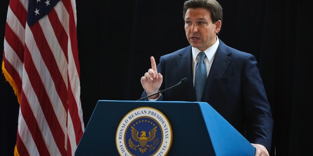 Gubernur Republik Florida Ron DeSantis berbicara di Perpustakaan Kepresidenan Ronald Reagan di Simi Valley, California, Minggu, 5 Maret 2023. (AP Photo/Damian Dovarganes)