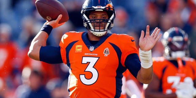 Russell Wilson des Broncos s'échauffe avant le match des Chargers de Los Angeles au Empower Field At Mile High le 8 janvier 2023 à Denver.