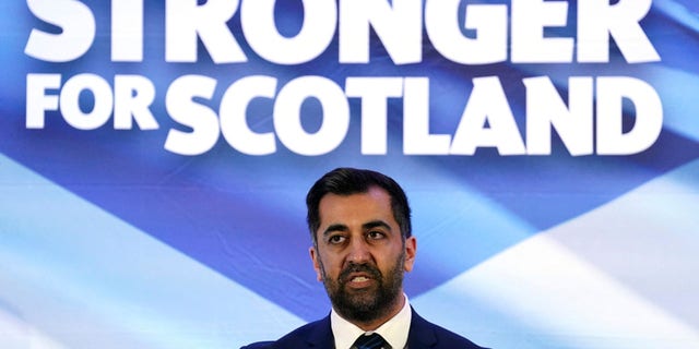 El recién elegido líder del SNP, Hamza Yusuf, habla después del anuncio del nuevo líder del SNP, en el Estadio Murrayfield, en Edimburgo, Escocia, el lunes 27 de marzo de 2023.