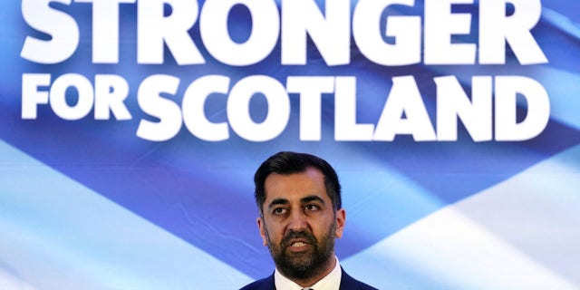 Escocia elige a su primer líder musulmán, Hamza Yusuf, descendiente de inmigrantes paquistaníes 4 El recién elegido líder del SNP, Hamza Yusuf, habla después del anuncio del nuevo líder del SNP, en el Estadio Murrayfield, en Edimburgo, Escocia, el lunes 27 de marzo de 2023.