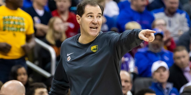 El entrenador en jefe de Baylor, Scott Drew, lidera a su equipo durante el juego del Torneo Big12 entre los Baylor Bears y los Iowa State Cyclones el jueves 9 de marzo de 2023 en el T-Mobile Center en Kansas City, Missouri.