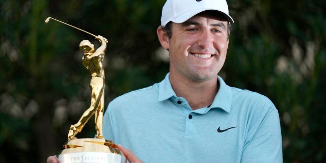 Scottie Scheffler merayakan setelah memenangkan turnamen golf The Players Championship, Minggu, 12 Maret 2023, di Pantai Ponte Vedra, Florida.
