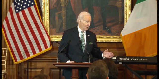 La policía de Irlanda del Norte interrumpe el presunto plan de atentado con bomba del IRA antes de la visita de Biden: informe 4 Del archivo: El presidente Joe Biden habla en un almuerzo de Amigos de Irlanda el Día de San Patricio, 17 de marzo de 2023.