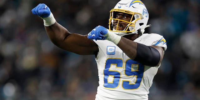 El tackle defensivo de Los Angeles Chargers, Sebastian Joseph-Day, reacciona después de una jugada contra los Jaguars el 14 de enero de 2023 en el TIAA Bank Field en Jacksonville, Florida.