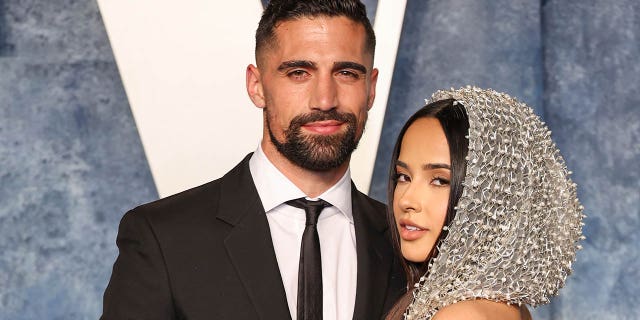 Sebastian Lletget y Becky G asisten a la fiesta de los Oscar de Vanity Fair de 2023 organizada por Radhika Jones en el Centro de Artes Escénicas Wallis Annenberg el 12 de marzo de 2023 en Beverly Hills, California.