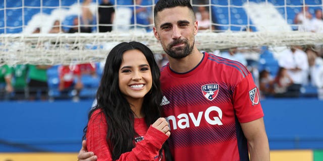 La cantante Becky G y su ahora prometido Sebastian Lletget #12 de FC Dallas posan para una foto después del partido entre FC Dallas y Sporting Kansas City en el Toyota Stadium el 9 de octubre de 2022 en Frisco, Texas.