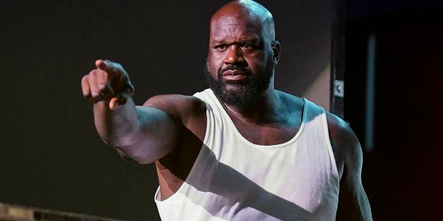 Shaquille O'Neal, también conocido como DJ Diesel, se presenta durante Late Night at the Phog en Allen Fieldhouse en Lawrence, Kansas, el 14 de octubre de 2022.