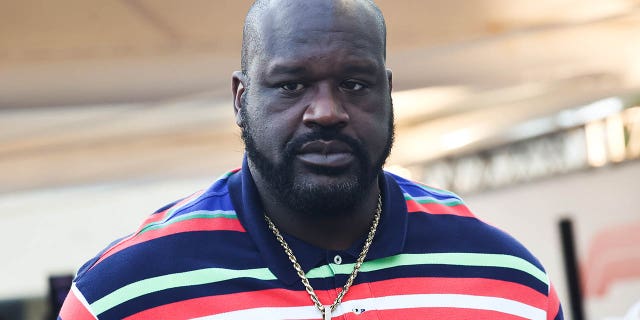 Shaquille O'Neal antes de la clasificación previa al Gran Premio de Fórmula 1 de Abu Dabi en el Circuito Yas Marina de Abu Dabi, Emiratos Árabes Unidos, el 19 de noviembre de 2022.