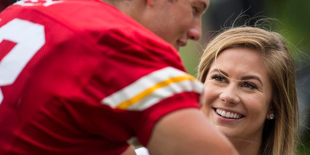 El gimnasta olímpico Shawn Johnson visita a su prometido, el pargo de los Kansas City Chiefs, Andrew East (48), después de la práctica para el campo de entrenamiento del equipo el miércoles 5 de agosto de 2015 por la mañana en la Missouri Western State University en St. Joseph, Mo.