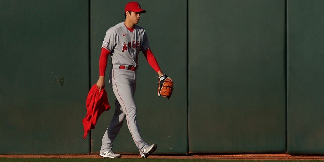 Shohei Ohtani, número 17 de Los Angeles Angels, ingresa a la cancha antes de su primer partido en casa contra los Oakland Athletics en el RingCentral Coliseum el 30 de marzo de 2023 en Oakland, California.